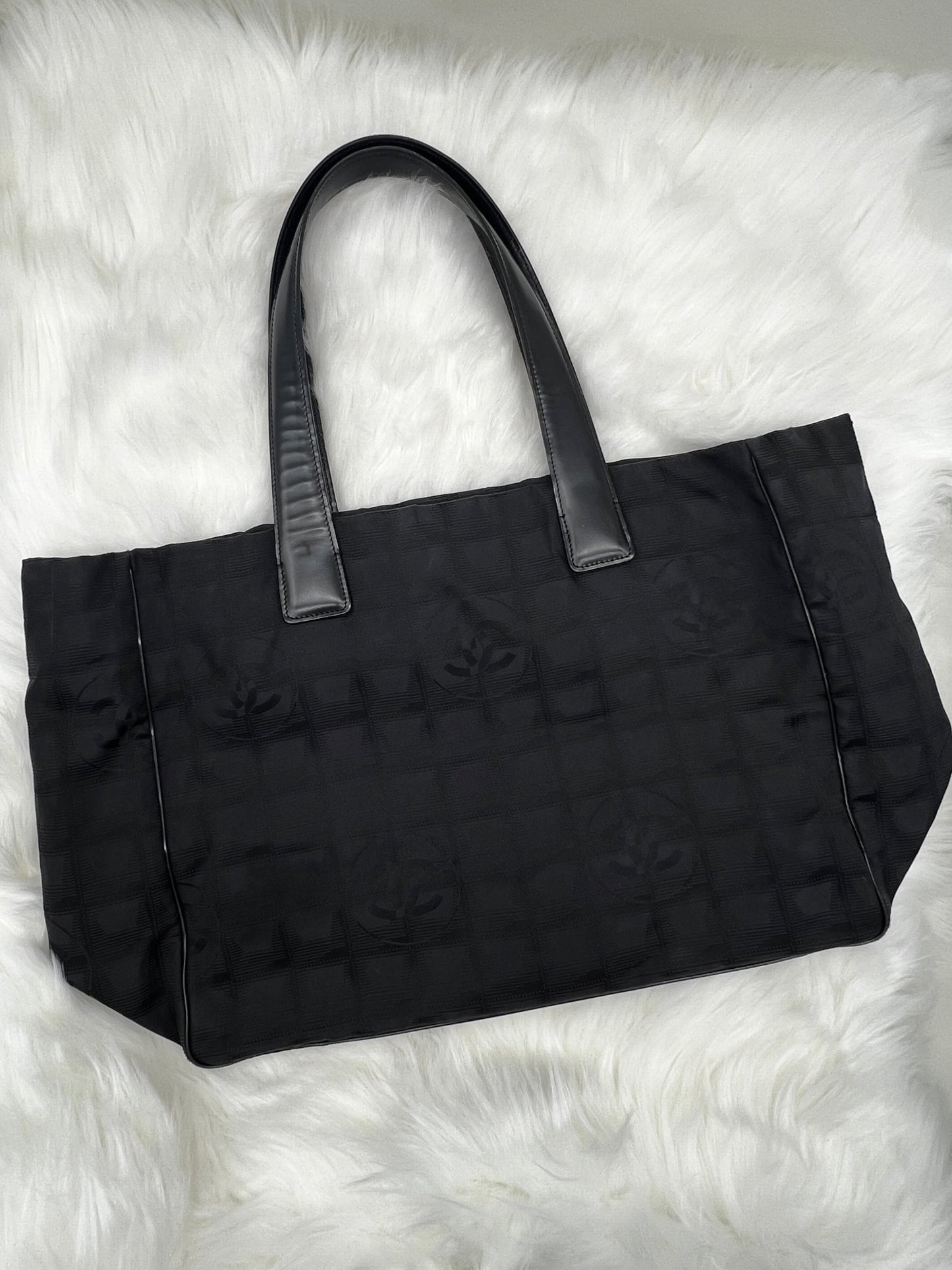 Chanel CC Logo Medium Nylon Ligne Tote Black - Styles via Sina
