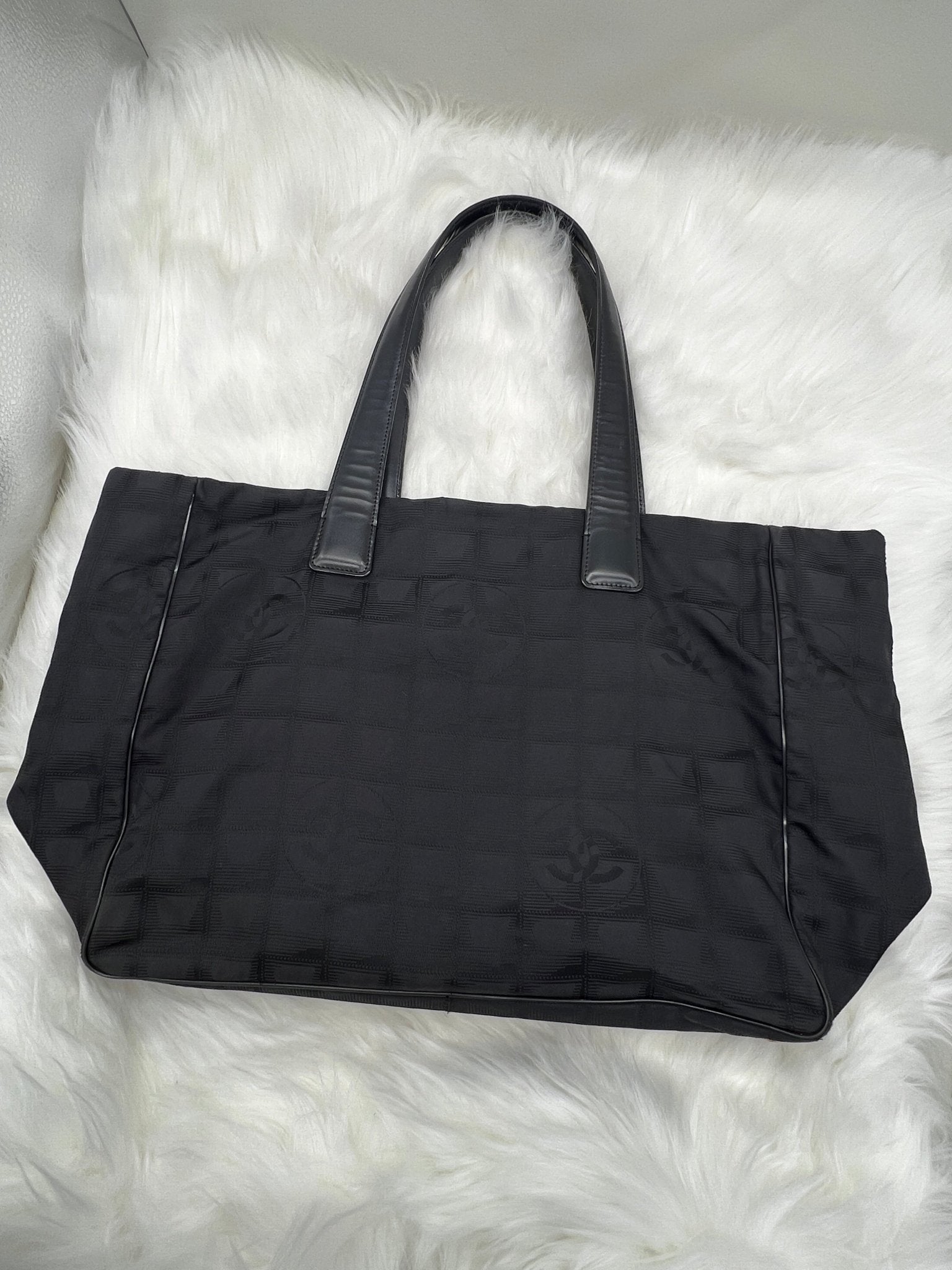 Chanel CC Logo Medium Nylon Ligne Tote Black - Styles via Sina