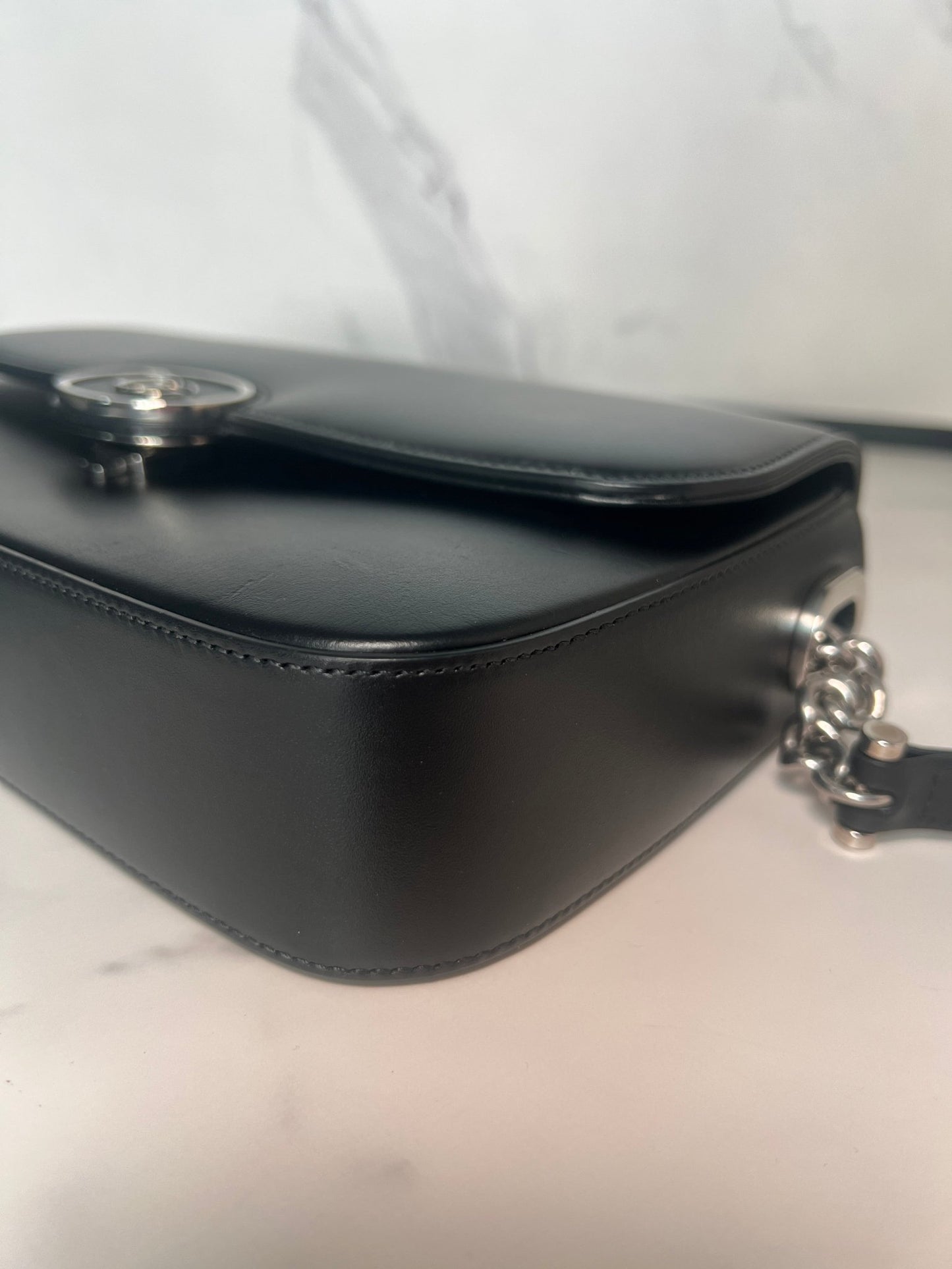 Gucci Petite GG Leather Shoulder Bag Black - Styles via Sina