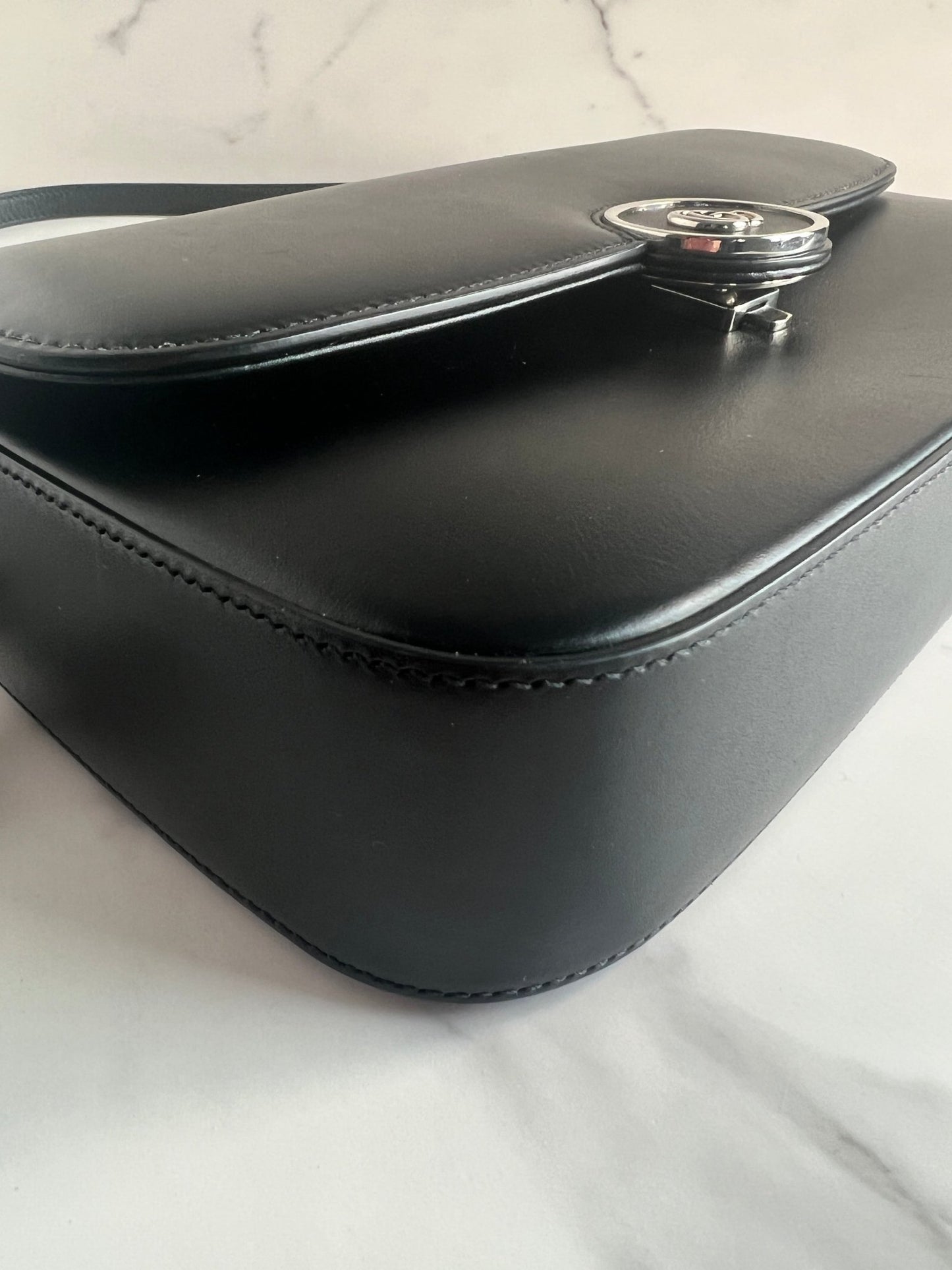 Gucci Petite GG Leather Shoulder Bag Black - Styles via Sina