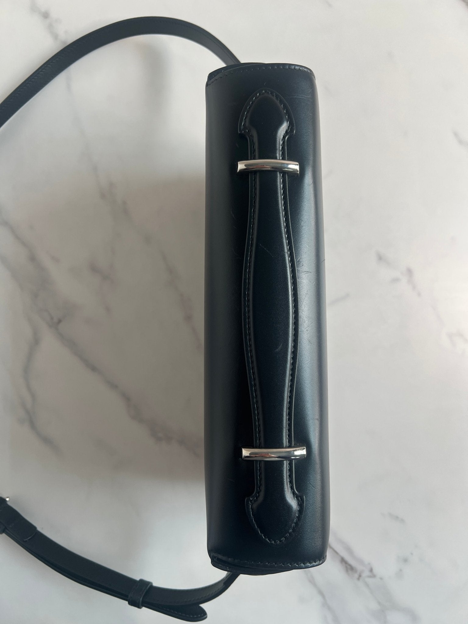 Gucci Petite GG Leather Shoulder Bag Black - Styles via Sina