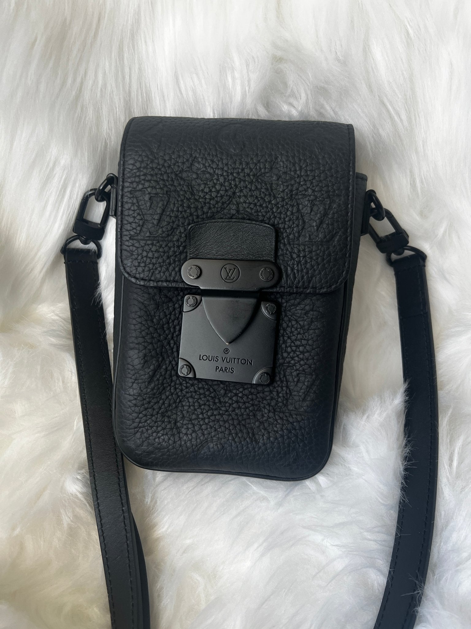 Louis Vuitton S Lock Wearable Wallet Black - Styles via Sina